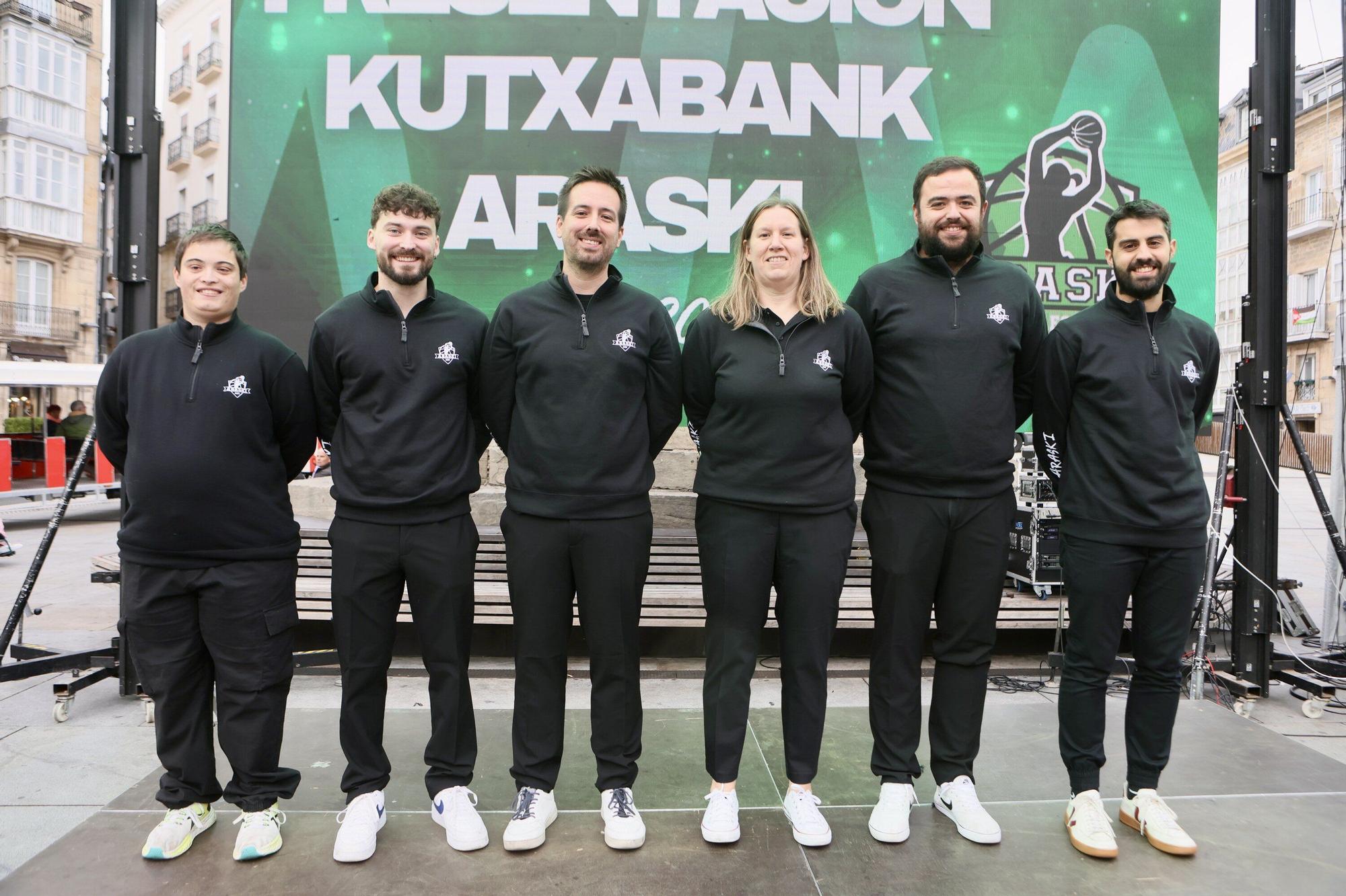 En imágenes: El Araski presenta su plantilla en la plaza de la Virgen Blanca