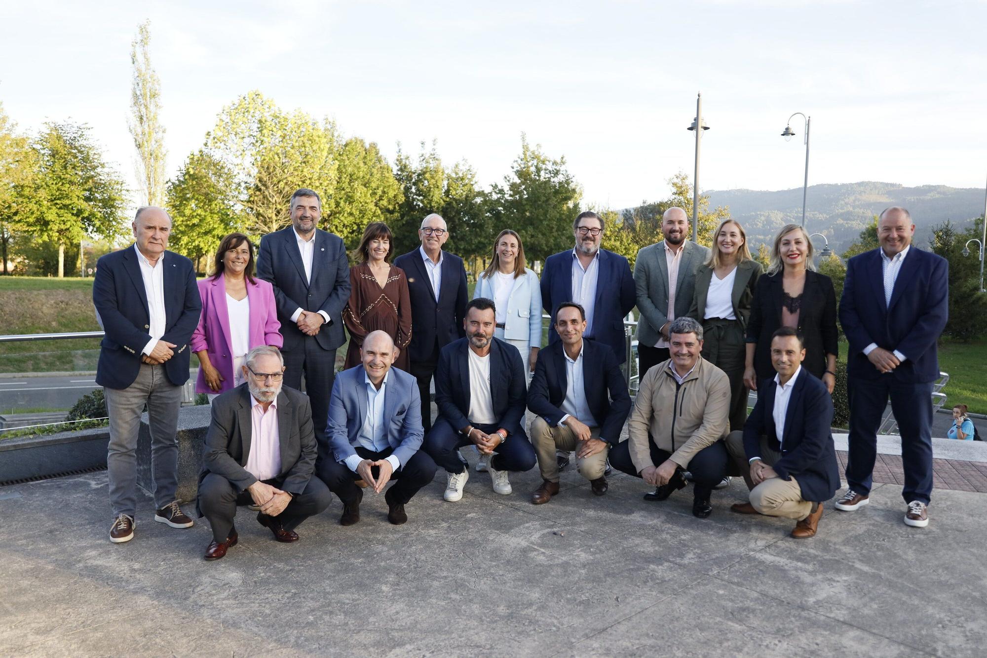 Arriba: Jon Legarreta, Arantza Rebolleda, Carlos Alzaga, Esther Apraiz, Juan José Baños, Naia Landa, Antonio Seco, Lander Aretxabaleta, Sonia Uriarte, Amelia Sancho y Jon Ander Aurrekoetxea. Abajo: Pedro Barreiro, Álvaro Parro, Josu Andoni Begoña, Ibon Mujika, Etor Gorroño y Alberto del Campo.