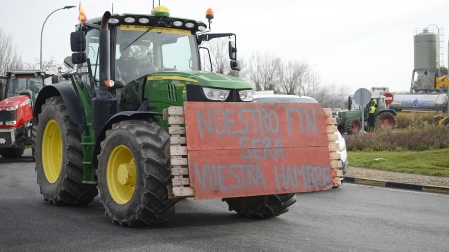 Los agricultores y ganaderos de Tafalla protestan por &quot;la normativa asfixiante&quot;