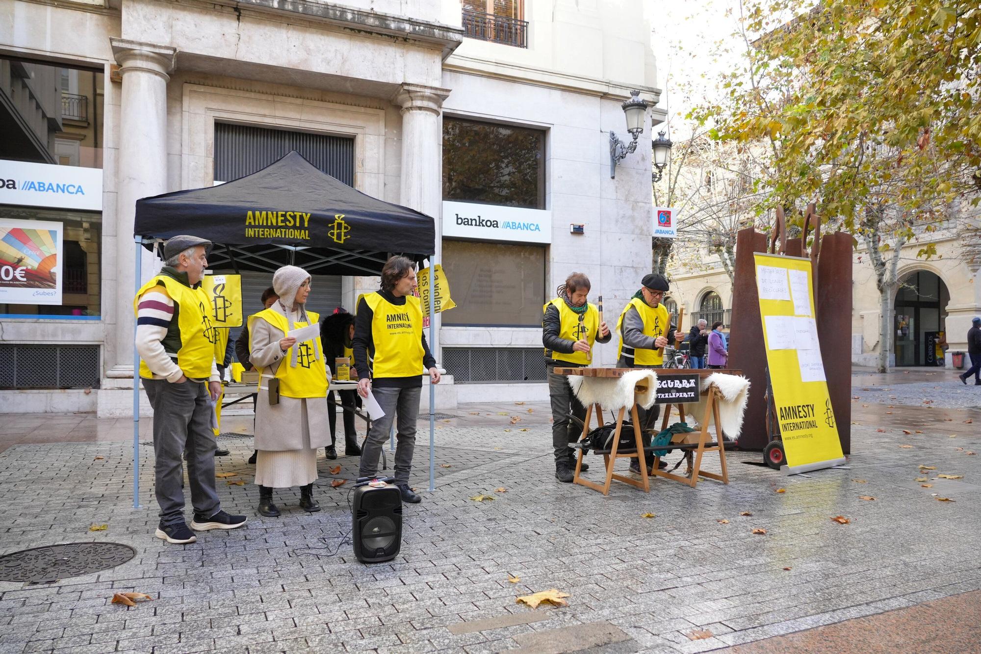 En imágenes: Concentración sobre la pena de muerte en la plaza de correos en Vitoria