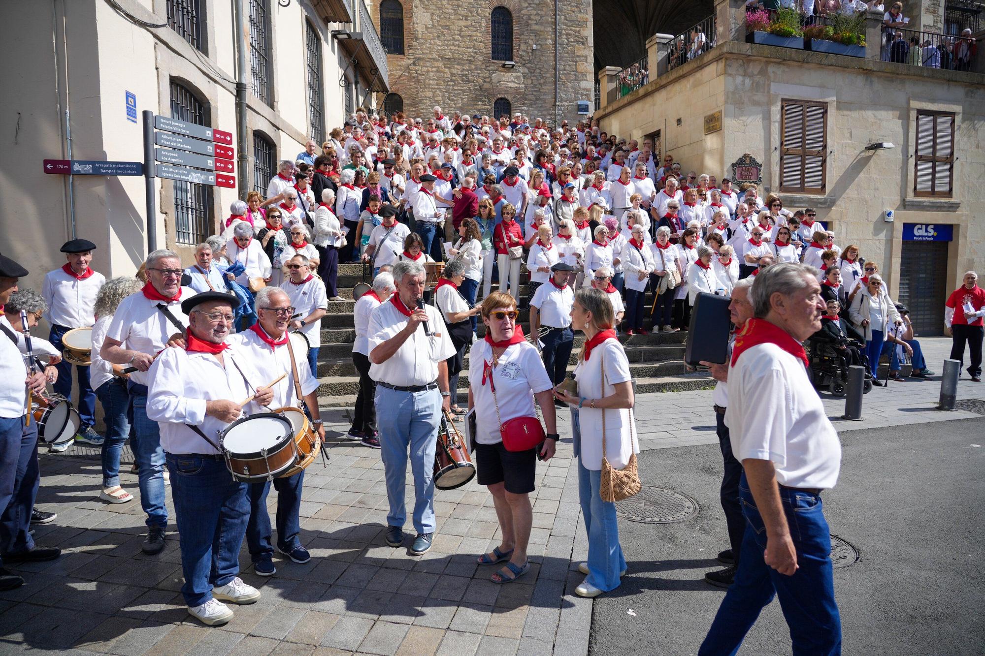 En imágenes: Los auroros despiertan a Vitoria con sus canciones