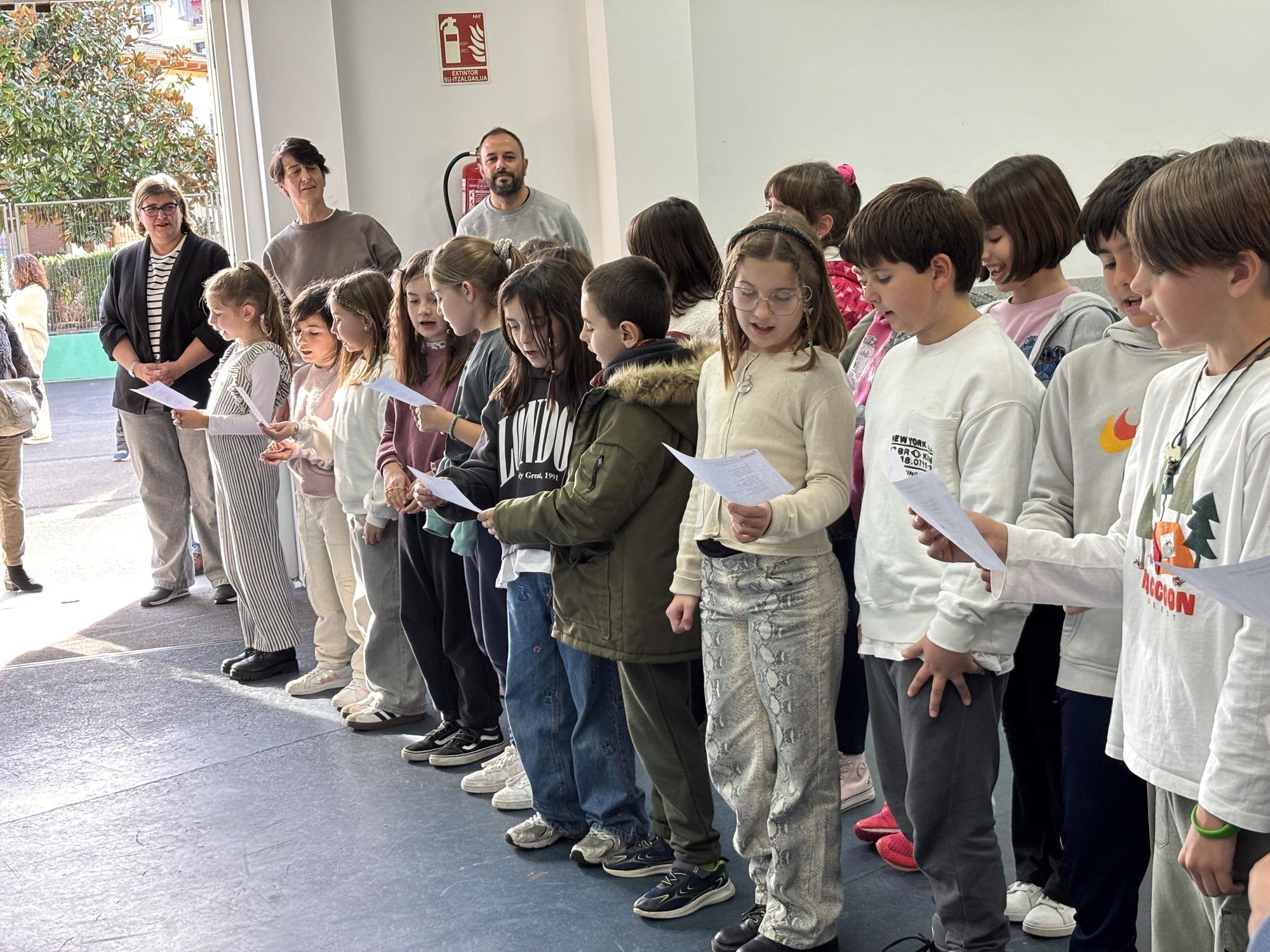 Así fue el Aiton-Amonen Eguna de Ama Guadalupekoa Ikastetxea de Hondarribia