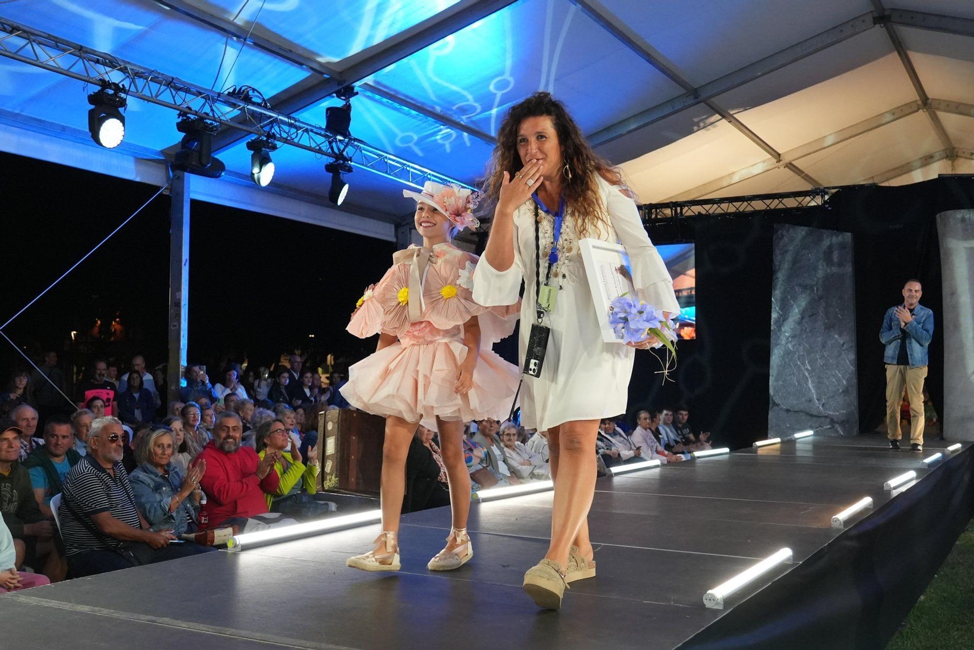 En imágenes: así ha sido el desfile de Vestidos de Papel de Güeñes