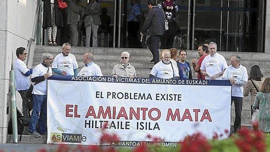 Protesta de afectados por el amianto en Donostia.