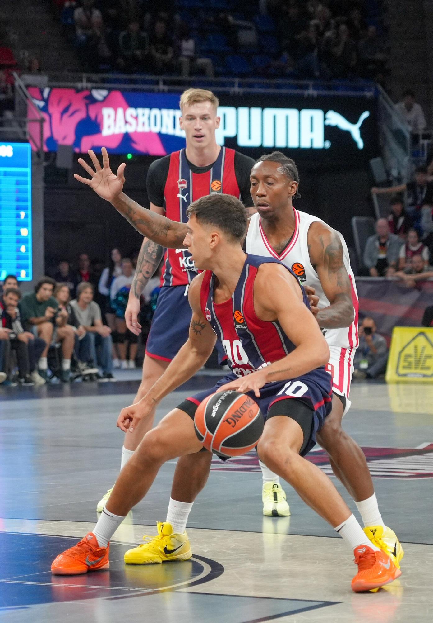 Todas las imágenes del Baskonia - Olympiacos en el Buesa Arena