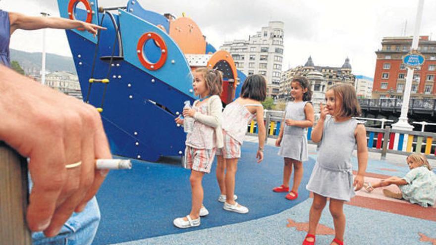 Un adulto fumaba ayer en la zona de juegos de un parque de Bilbao en presencia de varias niñas.