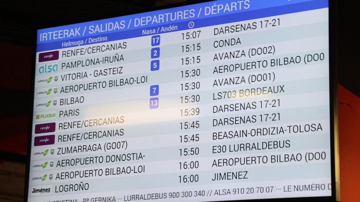 25/07/2025. Obras en la red de cercanias de Renfe entre Andoain e Irún. Entre el 25 de julio y el 03 de agosto el servicio se realizará con lineas de autobus. Darsena 17 a 21 de Estación de autobuses de Donostia donde se ubican las paradas. Donostia. IKER AZURMENDI