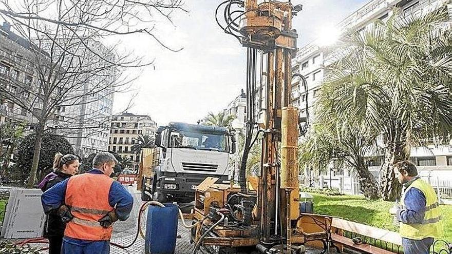 Obreros junto a una máquina de sondeos en la plaza de Zaragoza.