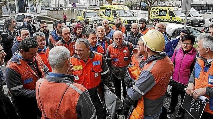 El comité de empresa de Arcelor Mittal, en los momentos previos a la celebración de una reunión anterior con la dirección de la multinacional.