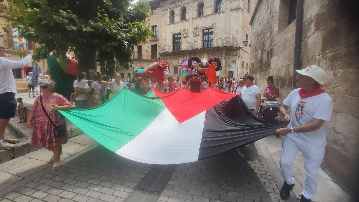 La bandera palestina fue paseada el miércoles por las calles de Estella y durante el día se colgó en la plaza de Santiago.