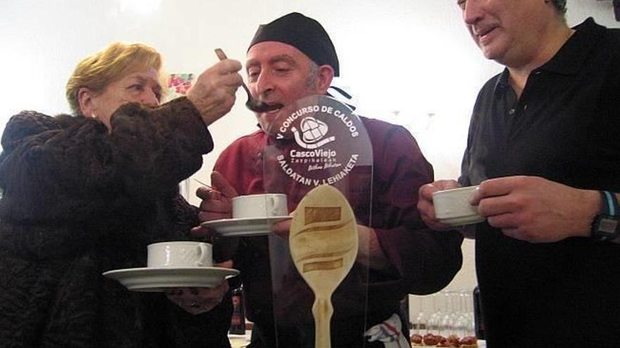 Una receta de 50 años gana el concurso de caldos de Casco Viejo