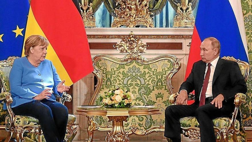 La canciller alemana, Angela Merkel, y el presidente ruso, Vladímir Putin, reunidos ayer en Moscú. Foto: Efe