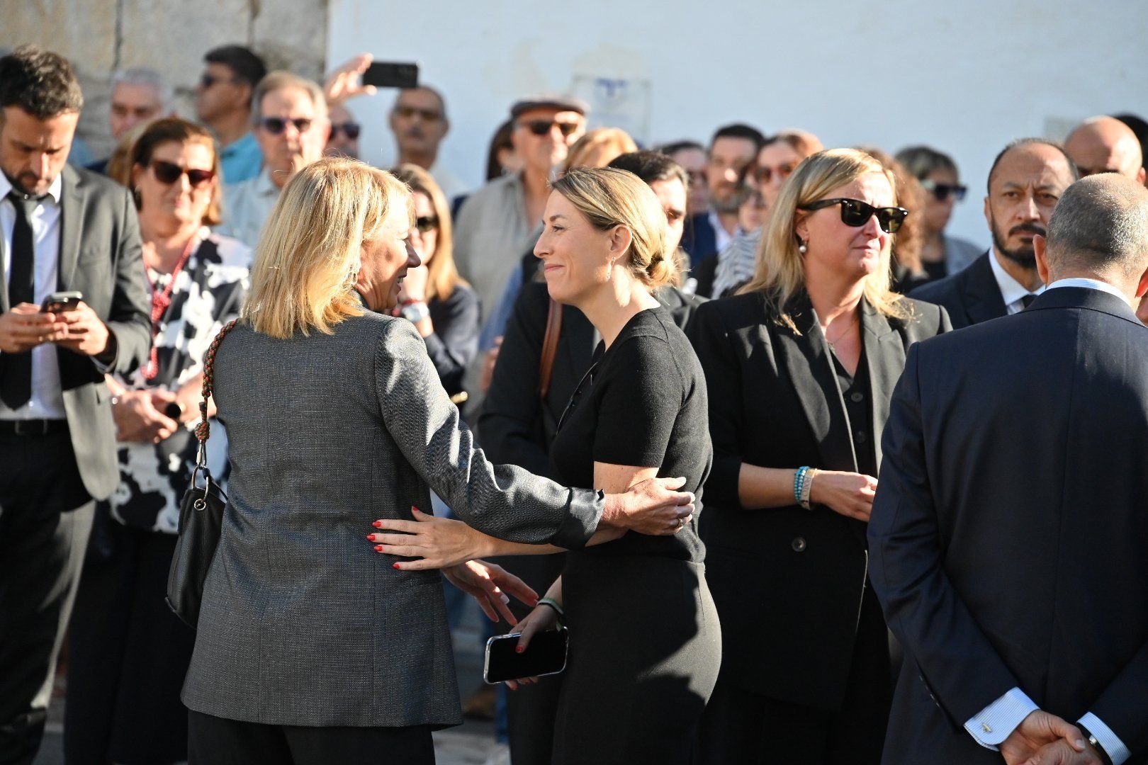 Multitudinaria despedida a Fernández Vara
