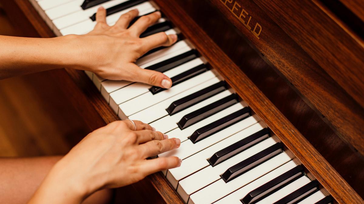 Una persona tocando piano.