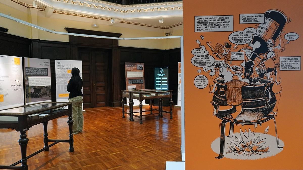 Euskaltzaindia muestra escritos y objetos de Gabriel Aresti