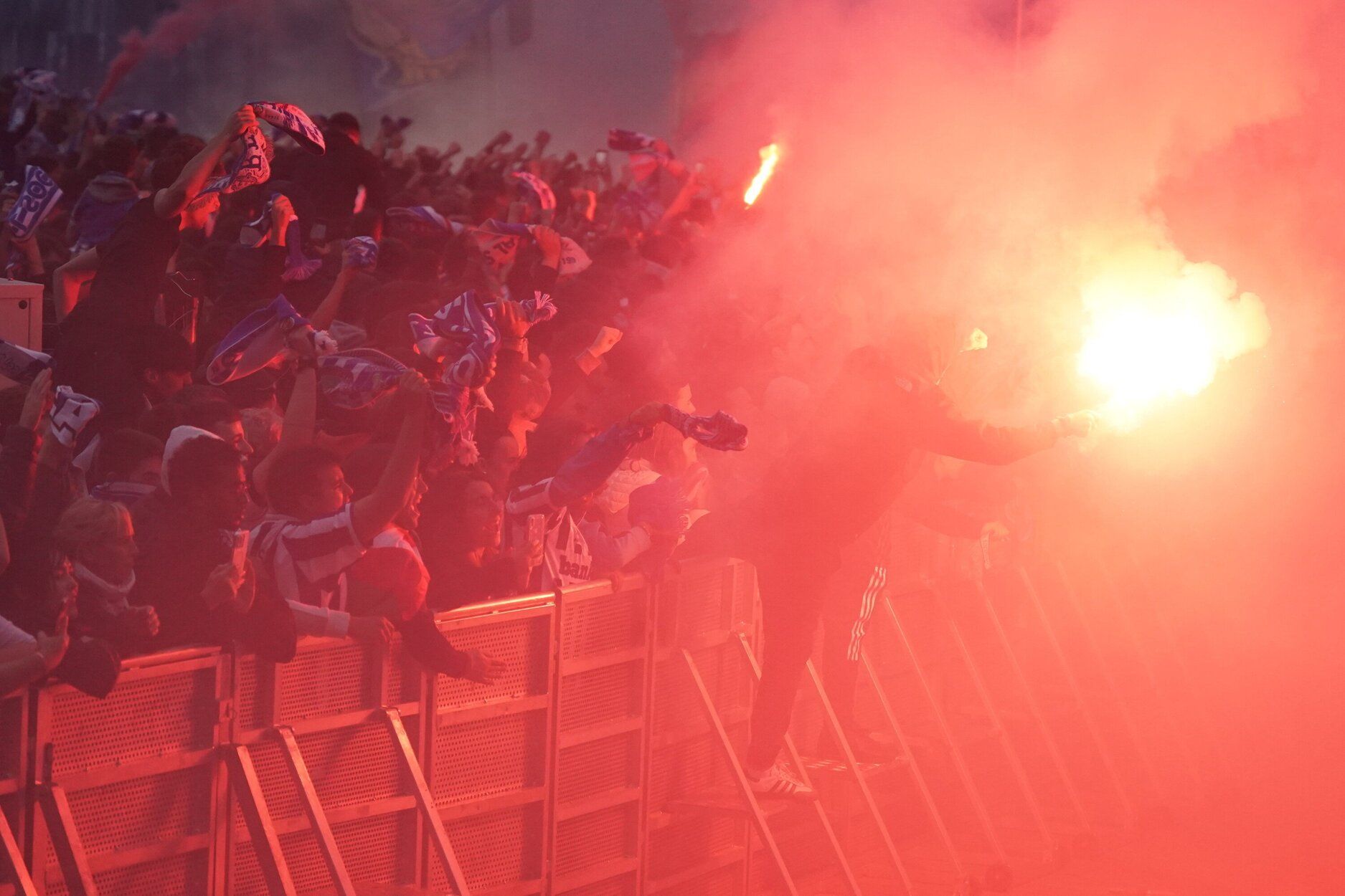 Recibimiento antes del derbi