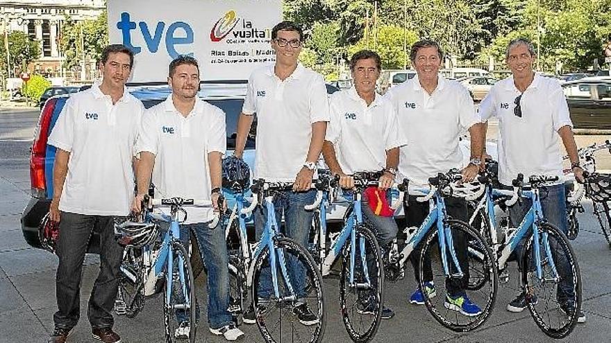 Los reporteros y comentaristas de la Vuelta, el director adjunto de TVE y el de Deportes fueron pedaleando desde Sol hasta Cibeles.