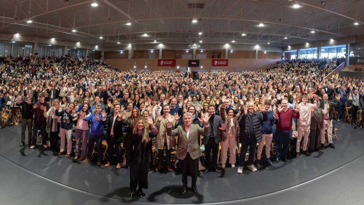 Asistentes saludan a la cámara en el acto de la Jornada de Puertas Abiertas.
