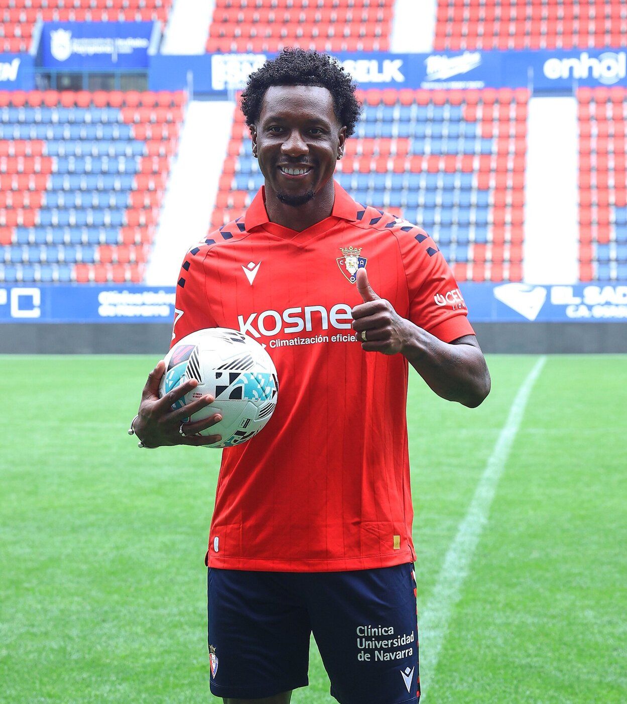 Fotos de la presentación de Sheraldo Becker como jugador de Osasuna