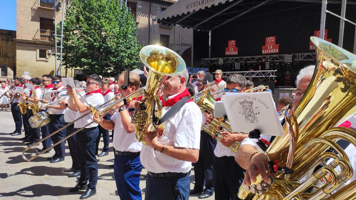 La banda de música de Viana toca una pieza musical a las autoridades en la plaza de los Fueros