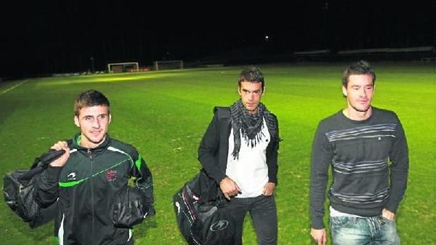 Oier Sanjurjo, Xabi Prieto e Igor Gabilondo caminan juntos minutos después de que la selección vasca se ejercitara en Lezama.