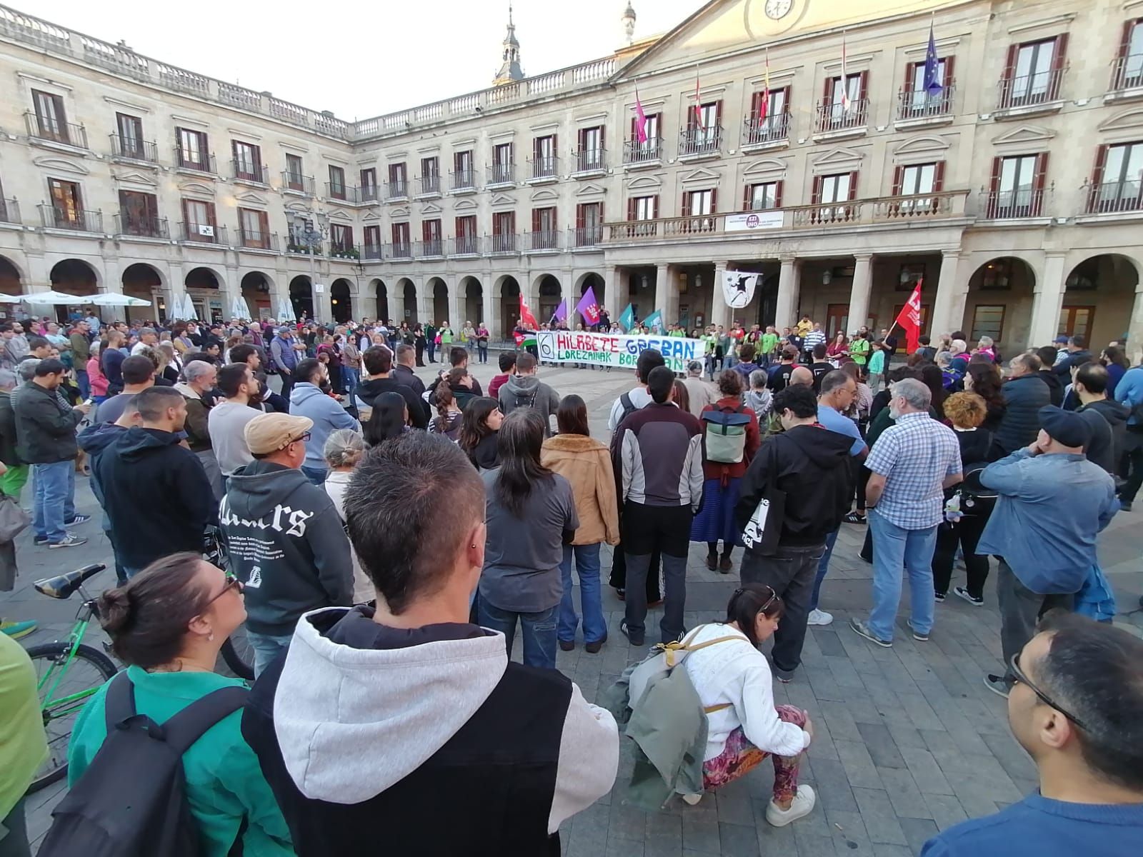 En imágenes: Los jardineros de Vitoria cumplen seis meses de huelga con una manifestación