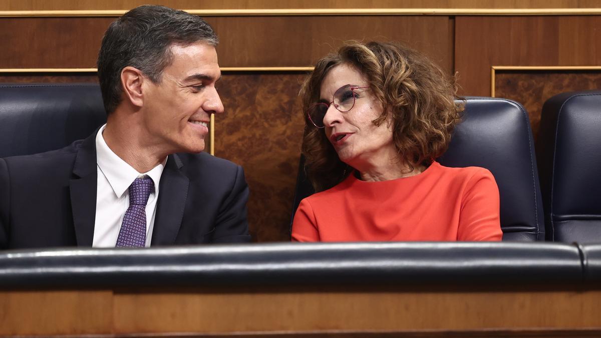 Pedro Sánchez y María Jesús Montero, durante una sesión de control al Gobierno.