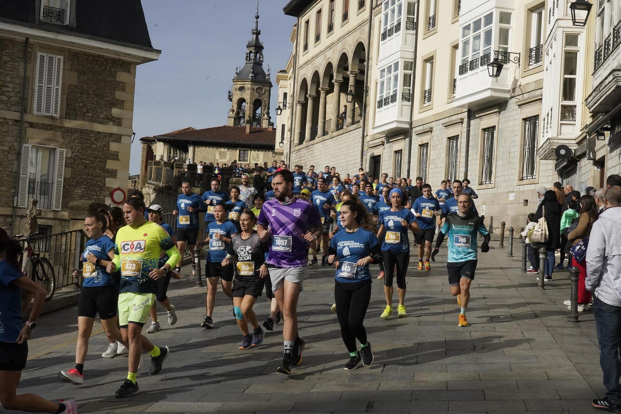 En imágenes: Miles de personas conquistan la Almendra de Gasteiz