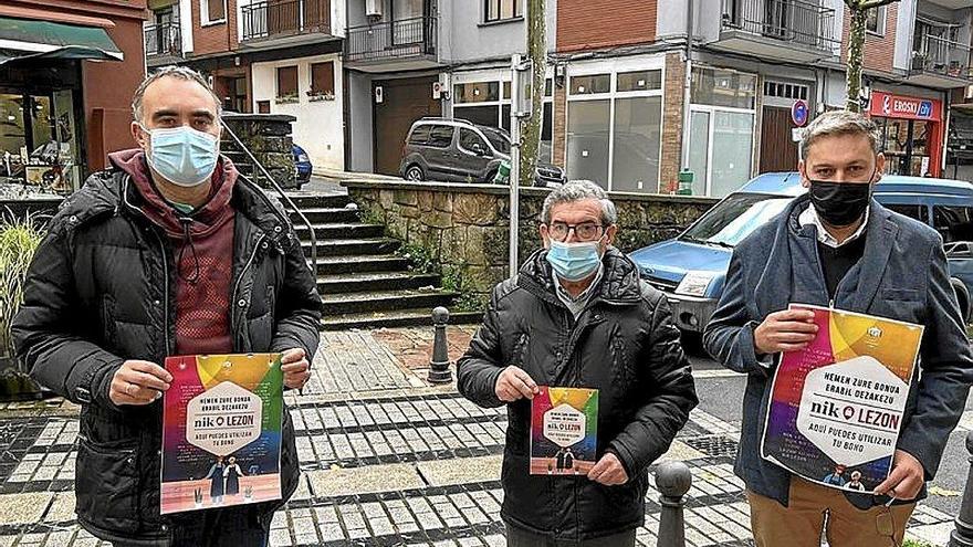 El concejal de Comercio, el alcalde y el presidente de Lezokoak. Foto: N.G.