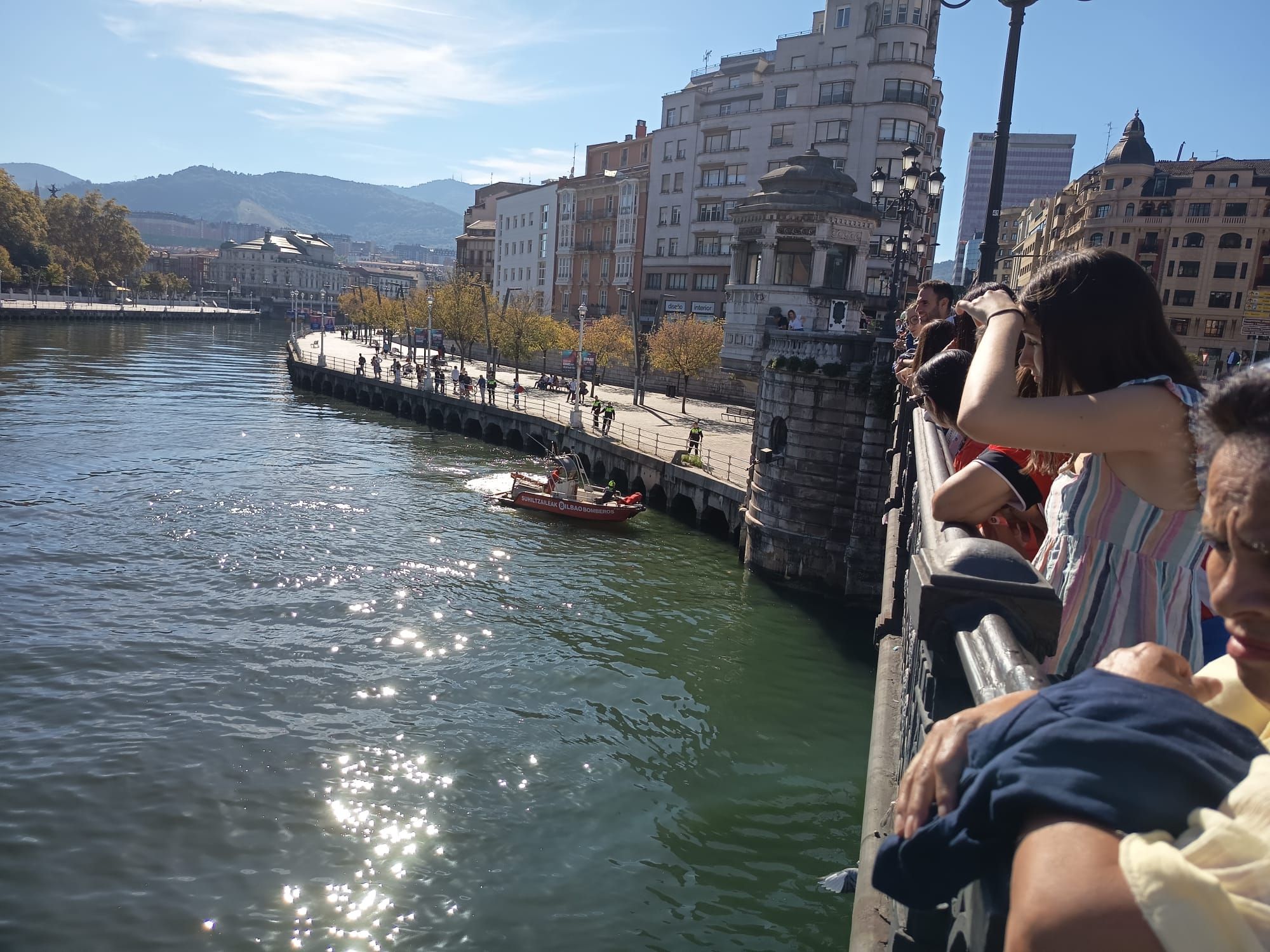 En imágenes: rescatan a una persona en la ría de Bilbao