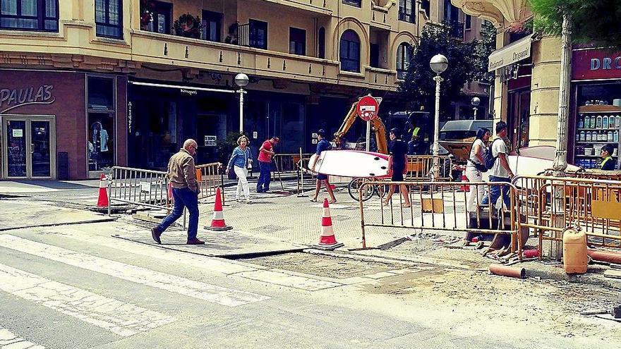 Esquina entre Usandizaga y Miguel Imaz, bajo la que discurren colectores antiguos, en obras para cambiar conductos del gas, ayer. Foto: N.G.