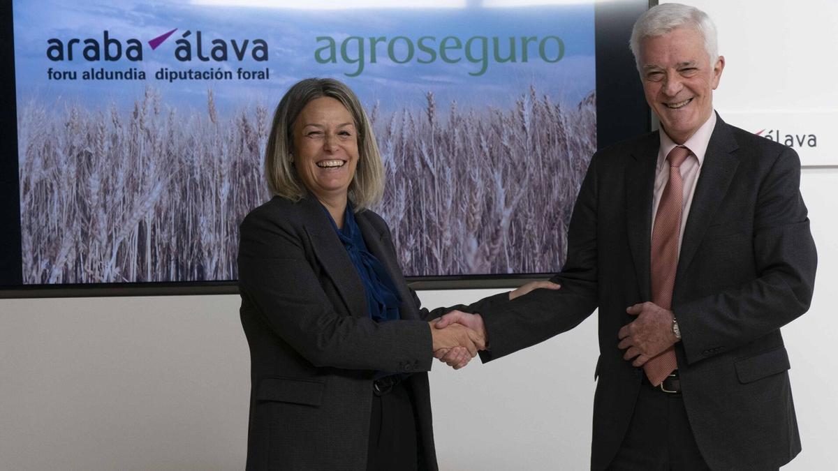 Firma del convenio entre la Diputación Foral de Álava y Agroseguro, este lunes