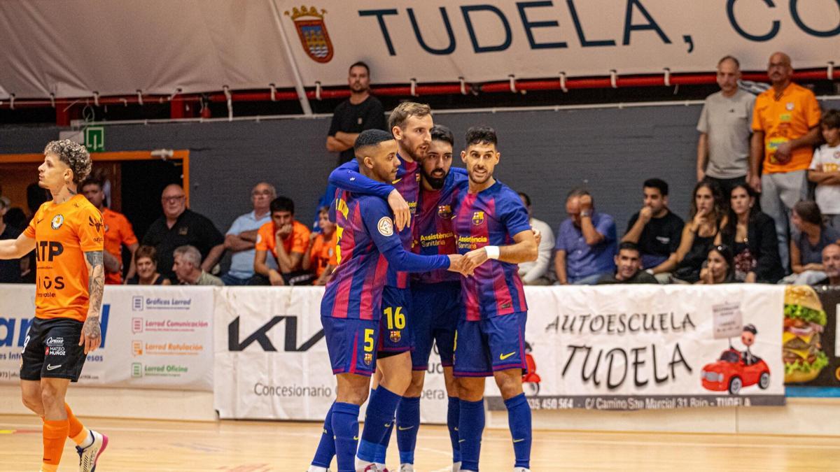 Los jugadores del Barcelona celebran un gol.
