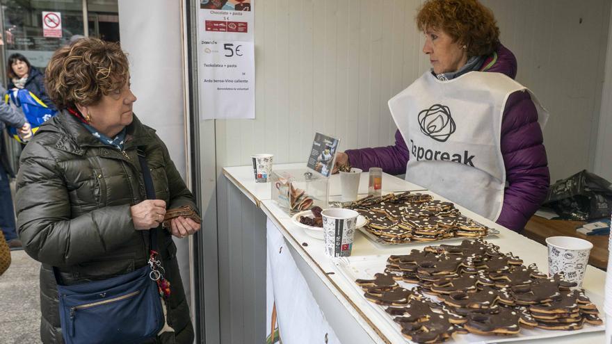 En imágenes: Chocolate solidario de Zaporeak en la Plaza de Abastos