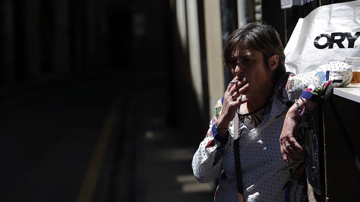 Una mujer, fumando en Pamplona.