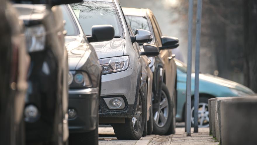 Esto es lo que deberías hacer siempre cuando aparcas el coche en cuesta