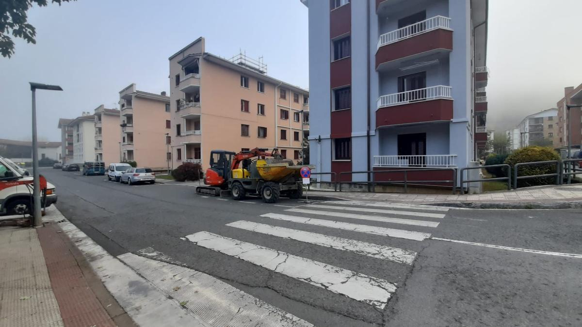 Paso de cebra y aceras que mejorarán tras las obras.