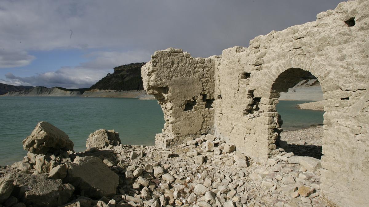 Vista del pantano de Yesa, con nivel bajo de agua.
