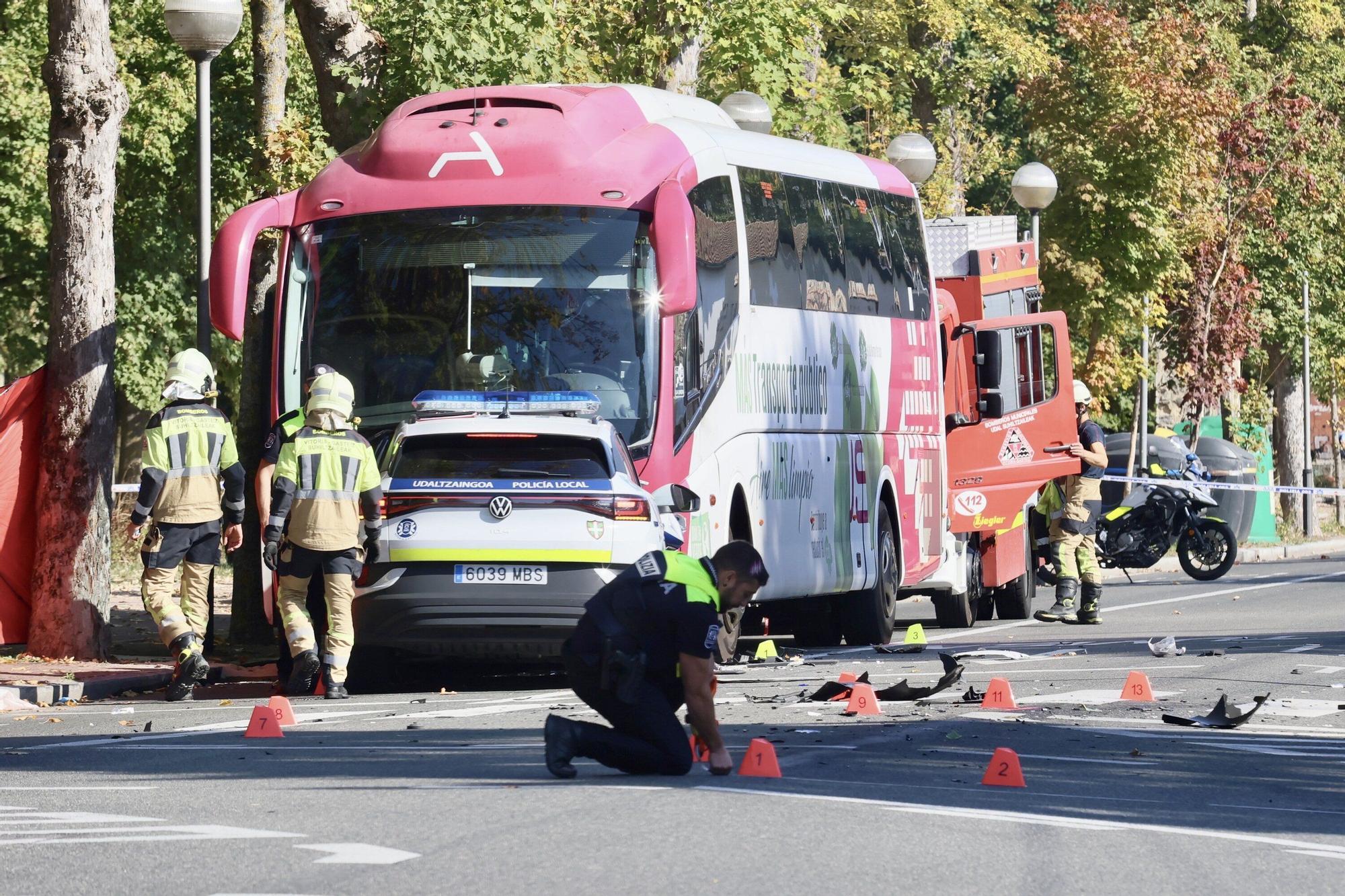Un coche de la Policía Local se empotra contra un autobús