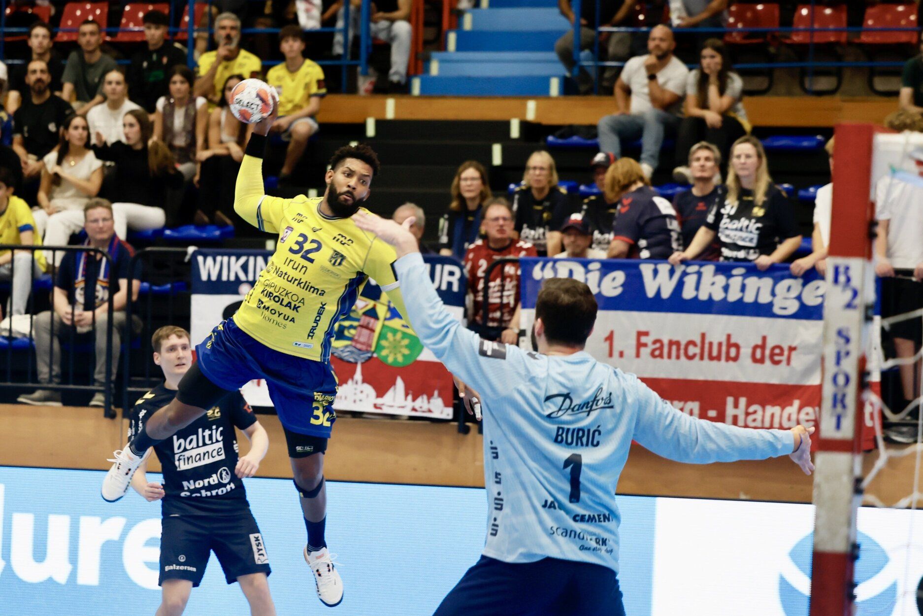 El jugador del Irudek Bidasoa Irun Tito Díaz, en el partido ante el Flensburg alemán