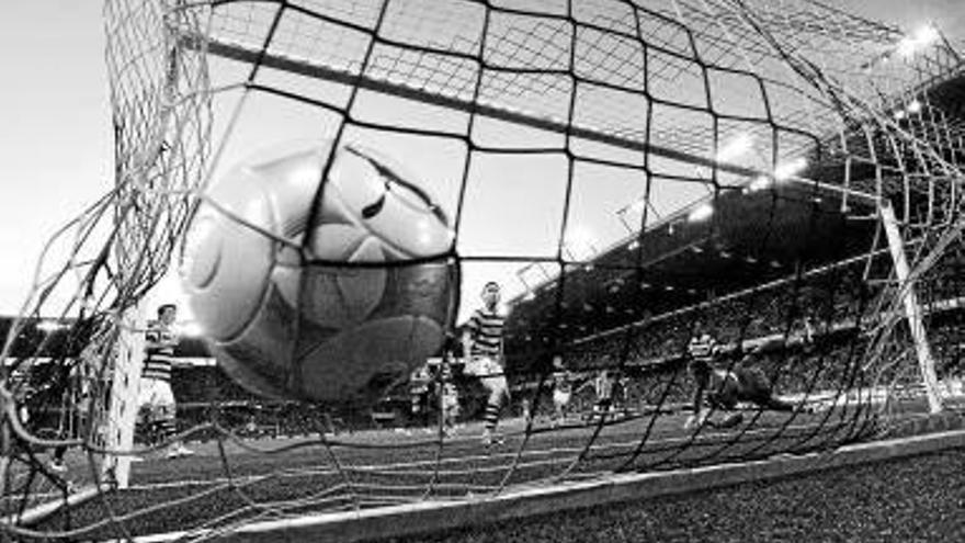 Un balón dentro de una portería.