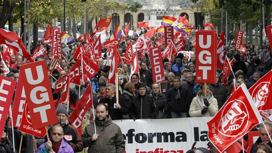 Manifestación convocada en Pamplona por UGT, CCOO y la Cumbre Social contra los recortes del Gobierno de Mariano Rajoy.