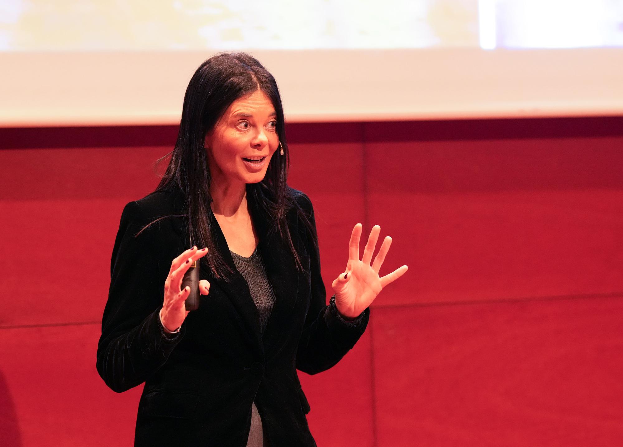 La conferenciante, Silvia Leal, experta internacional en tendencias de futuro, transformación digital e inteligencia artificial, y asesora de la Organización para la Cooperación y el Desarrollo Económico (OCDE) y de la Unión Europea.