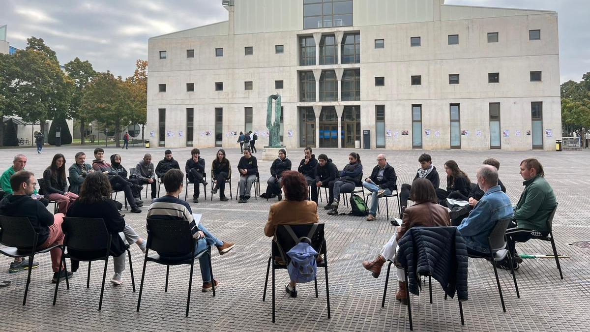 Círculo literario en la UPNA.