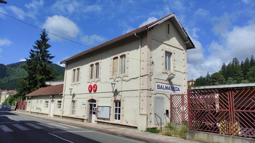 Renfe invierte 200.000 euros en renovar la estación y andenes de Balmaseda
