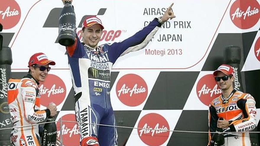 Lorenzo se le echa encima a Márquez a falta de una carrera