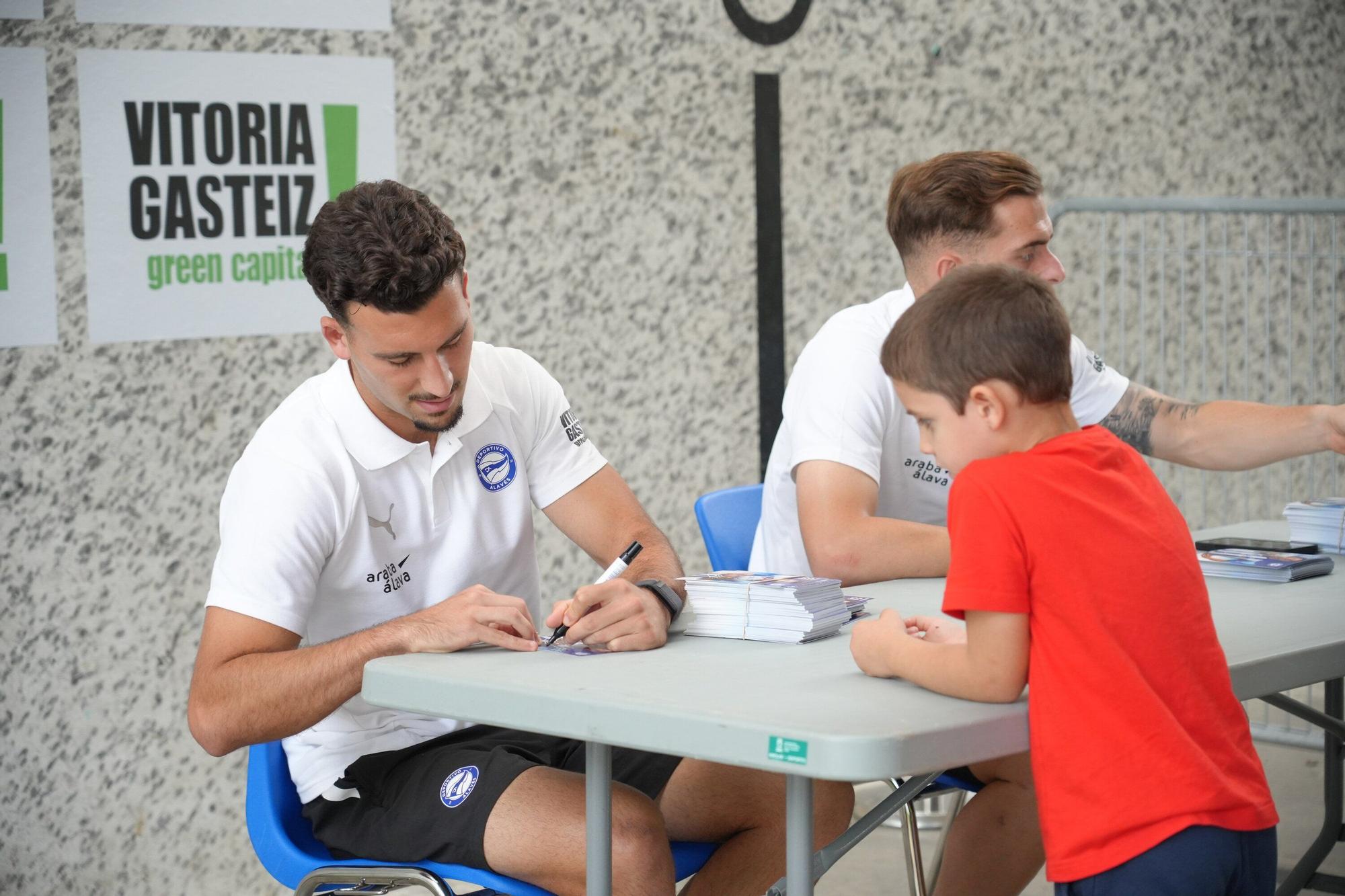 En imágenes: Toni Martínez y Víctor Parada firman autógrafos en las piscinas de Gamarra
