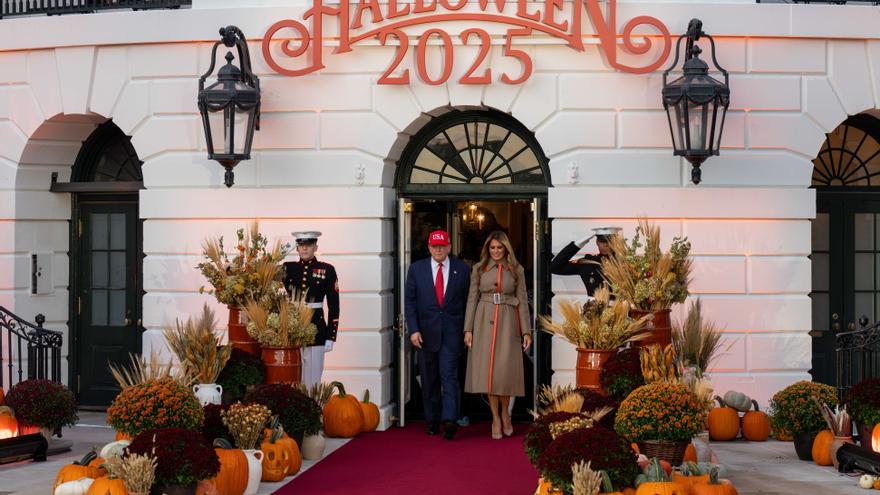 Halloween en la Casa Blanca: Melania y Trump se rinden al terror entre dulces, niños y calabazas