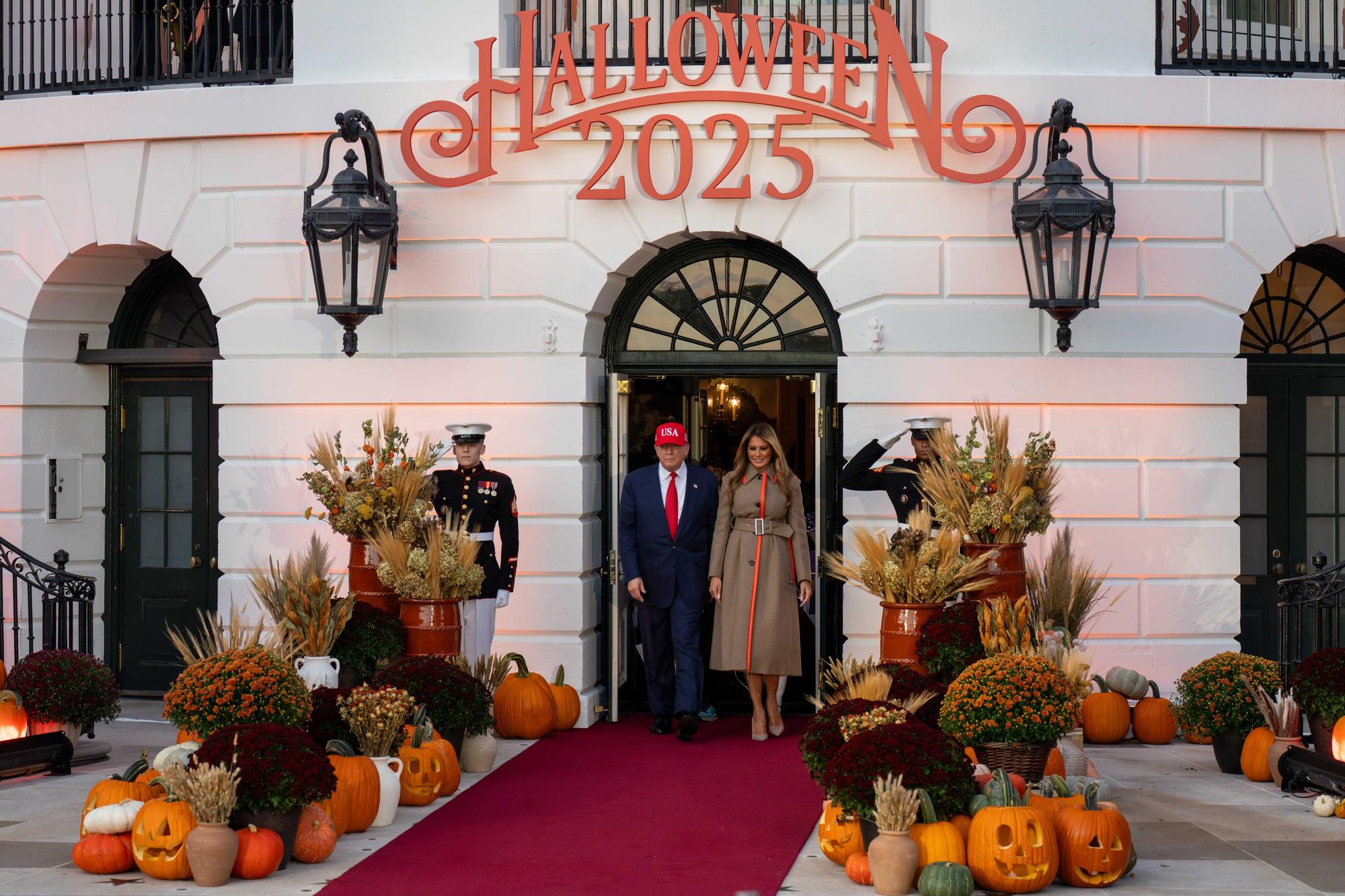 Melania y Trump se rinden ante Halloween: dulces, niños y calabazas en la Casa Blanca