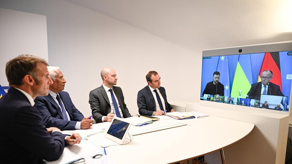 Emmanuel Macron, Antonio Costa, y los ministros franceses de Exteriores y de Fuerzas Armadas asisten a la videoconferencia.